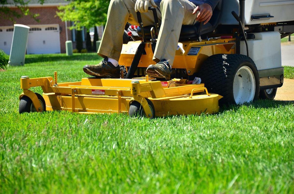 how-to-market-a-lawn-care-business-4-effective-methods